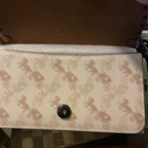 Brand new coach crossbody nice Christmas gift. Leather material nicely made. - Picture 4 of 13